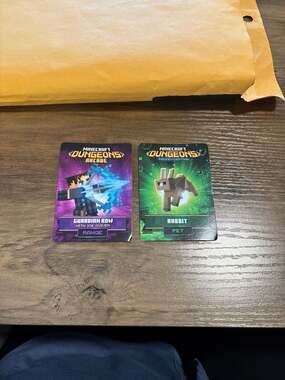 Minecraft Dungeons Arcade Cards Series 5 Guardian Bow #23 and Rabbit #94